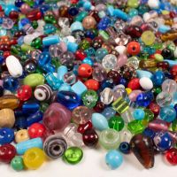 PlayBox: Set perli za nizanje od 200g s perlama različitih boja i oblika - p/l/PlayBox-Set-perli-za-nizanje-od-200g-s-perlama-razlicitih-boja-i-oblika-1.jpg