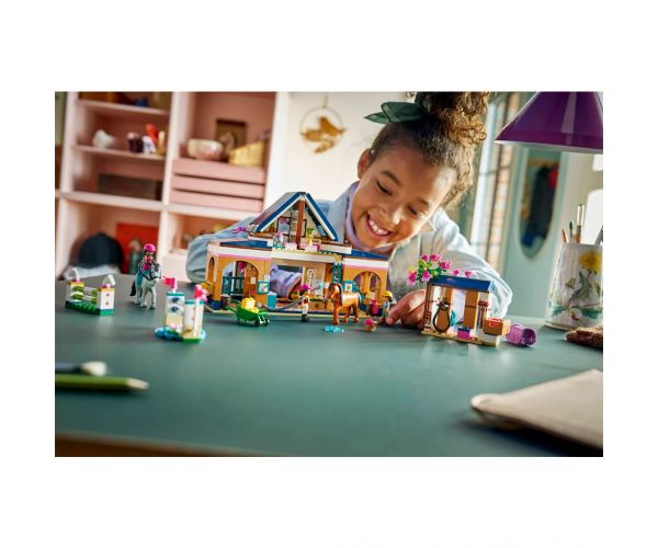 LEGO® Friends: Konjički centar i škola jahanja (42688)
