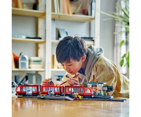 LEGO® City: Tramvaj i stajalište u centru grada (60423)