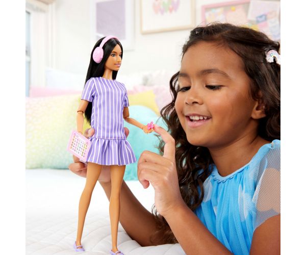 Barbie: Fashionista Prijateljice stilska modna lutka sa slušalicama u ljubičastoj haljini – Mattel