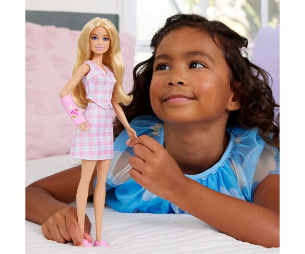 Barbie: Fashionista Prijateljice stilska modna lutka u gipsu u ružičastoj kariranoj haljini – Mattel
