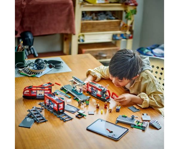 LEGO® City: Tramvaj i stajalište u centru grada (60423)