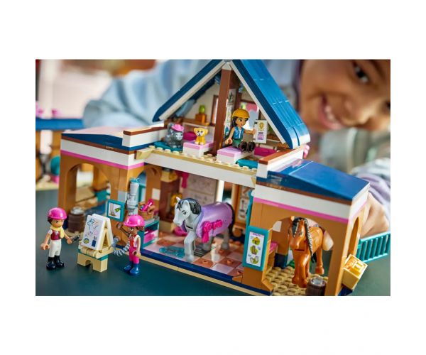 LEGO® Friends: Konjički centar i škola jahanja (42688)
