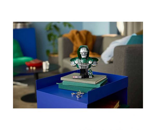LEGO® Marvel: Doctor Doom poprsje (76345)