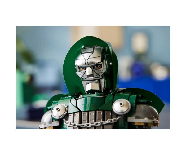LEGO® Marvel: Doctor Doom poprsje (76345)
