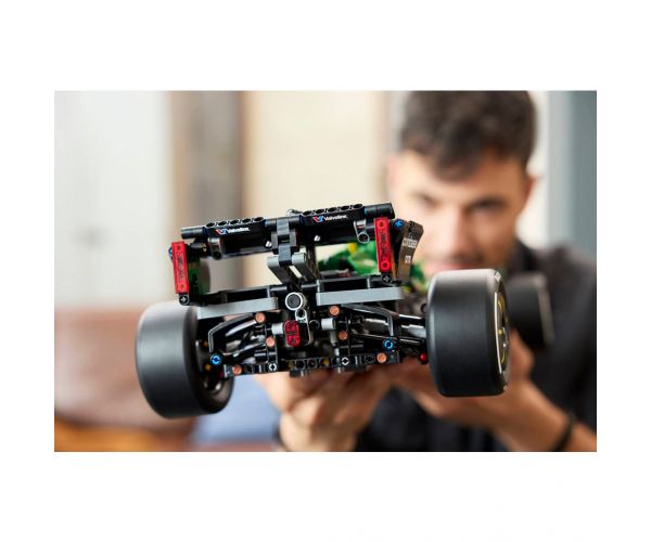 LEGO® Technic: Aston Martin Aramco AMR25 F1® automobil (42240)